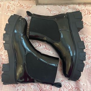 black chunky pull on boots